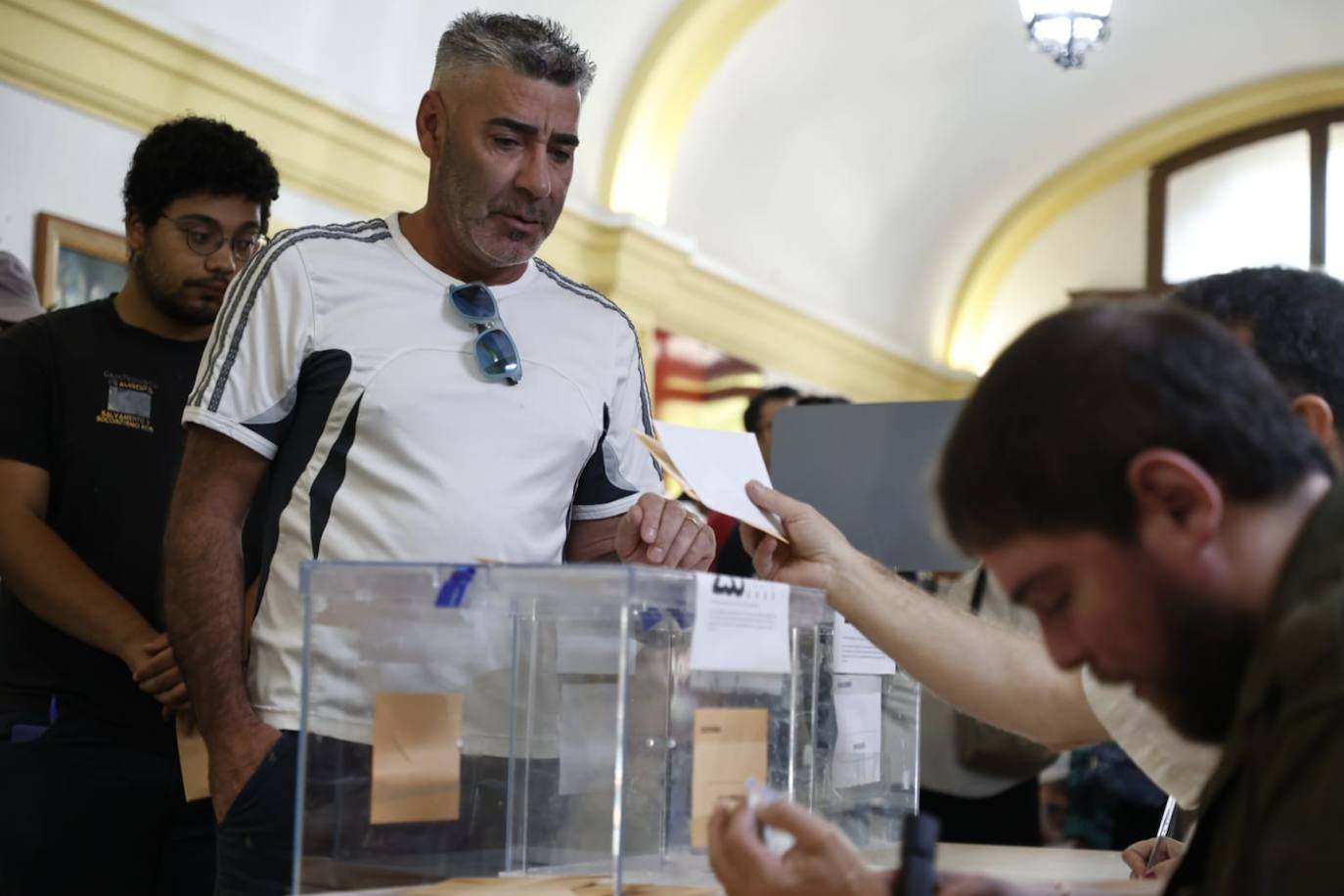 Los salmantinos se lanzan a las urnas: colas y esperas para evitar el calor de las horas centrales