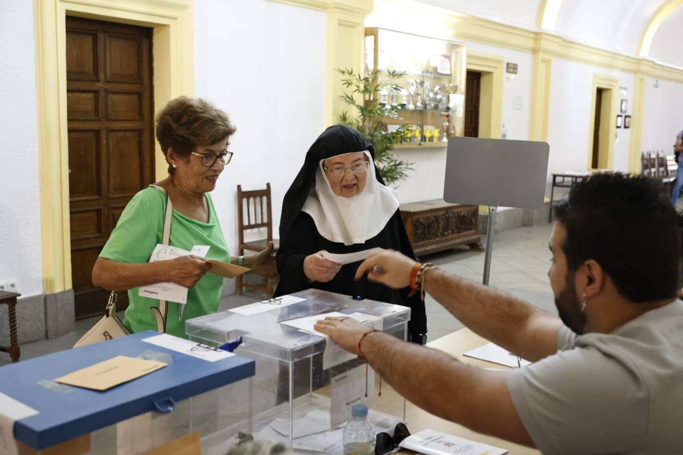 Los salmantinos se lanzan a las urnas: colas y esperas para evitar el calor de las horas centrales