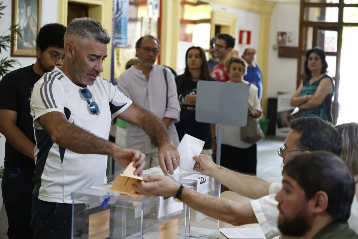 Los salmantinos se lanzan a las urnas: colas y esperas para evitar el calor de las horas centrales