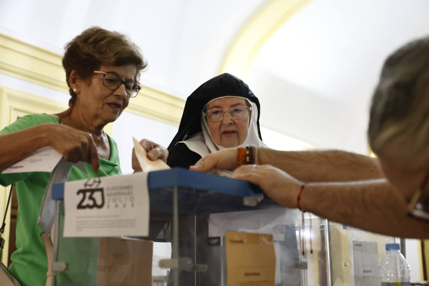 Los salmantinos se lanzan a las urnas: colas y esperas para evitar el calor de las horas centrales