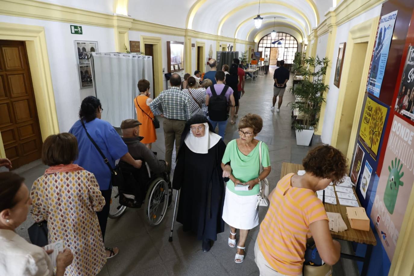 Los salmantinos se lanzan a las urnas: colas y esperas para evitar el calor de las horas centrales