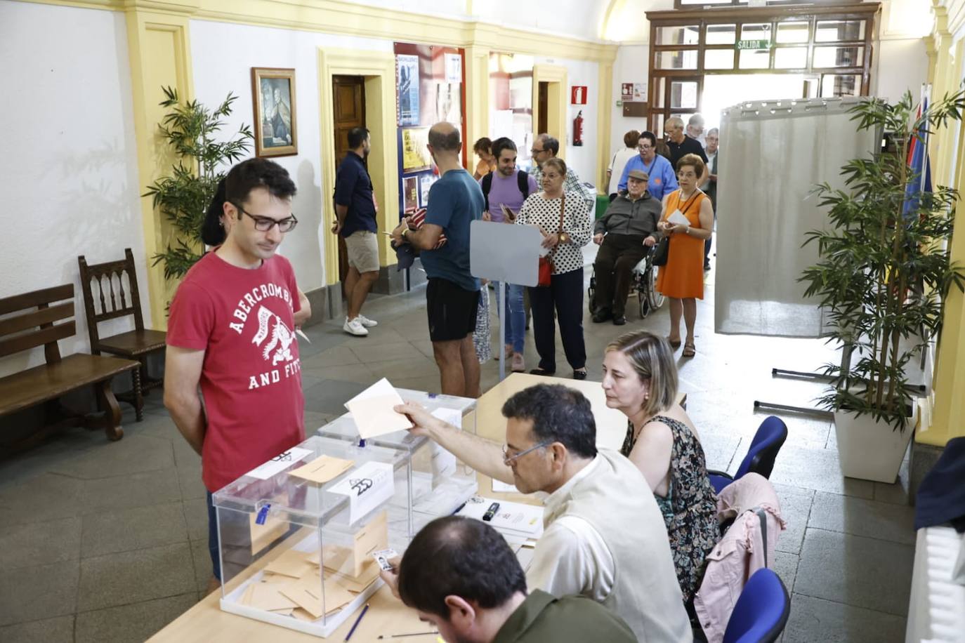 Los salmantinos se lanzan a las urnas: colas y esperas para evitar el calor de las horas centrales