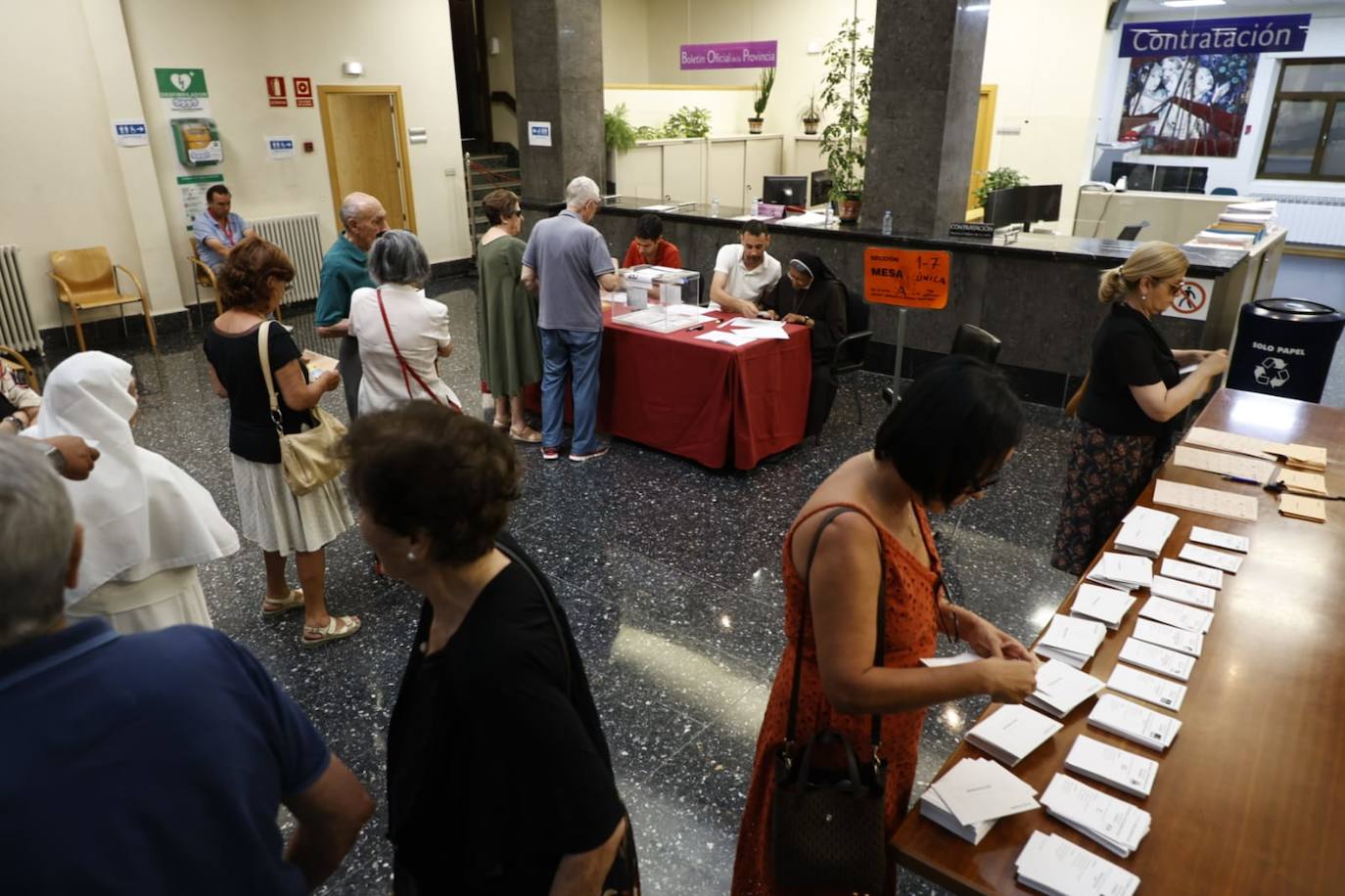 Los salmantinos se lanzan a las urnas: colas y esperas para evitar el calor de las horas centrales