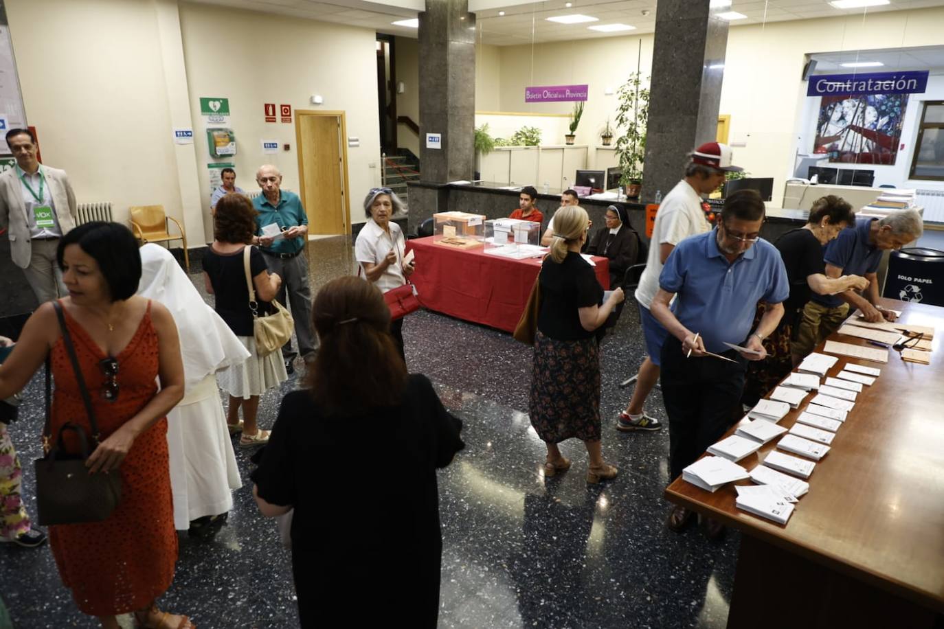 Los salmantinos se lanzan a las urnas: colas y esperas para evitar el calor de las horas centrales