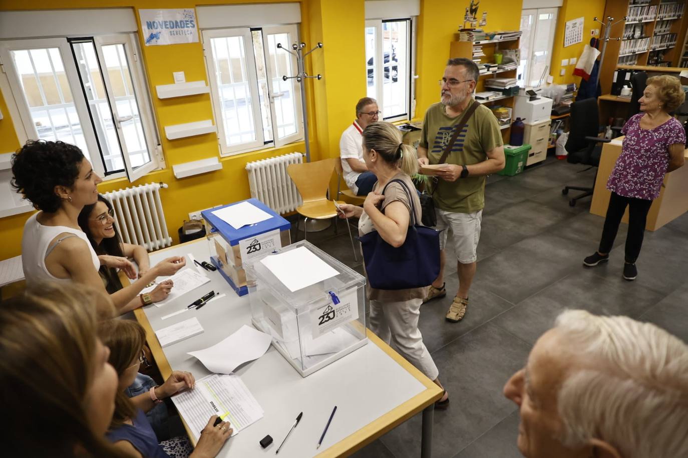 Los salmantinos se lanzan a las urnas: colas y esperas para evitar el calor de las horas centrales