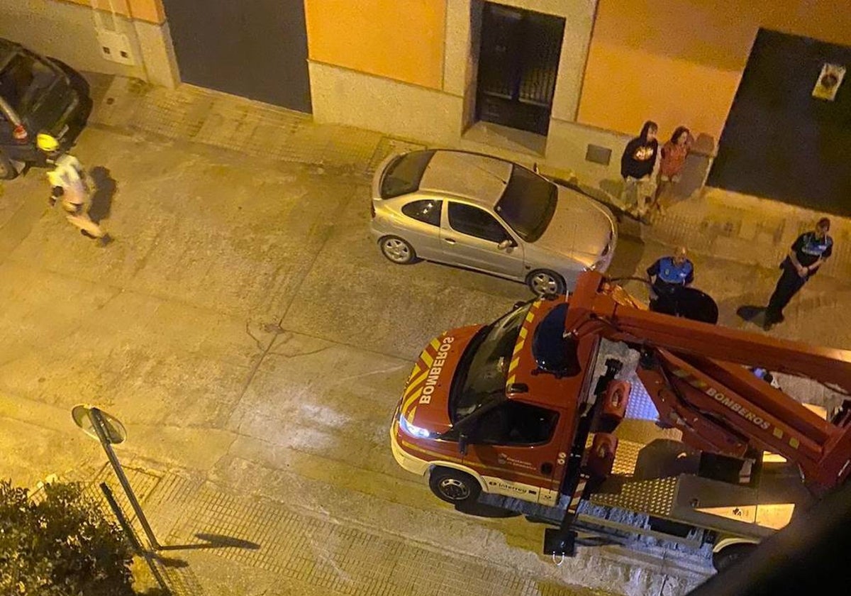 Bomberos y Policía Local durante el rescate del varón herido en su domicilio de la calle Gerona de Ciudad Rodrigo