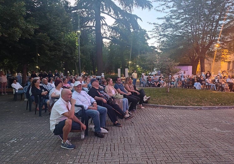 Imagen principal - Soledad Luna encandiló a los asistentes al concierto tras el que saludó a los concejales, Ana Castaño y Rodrigo Toribio, y al colaborador Joaquín Sánchez «Tato»