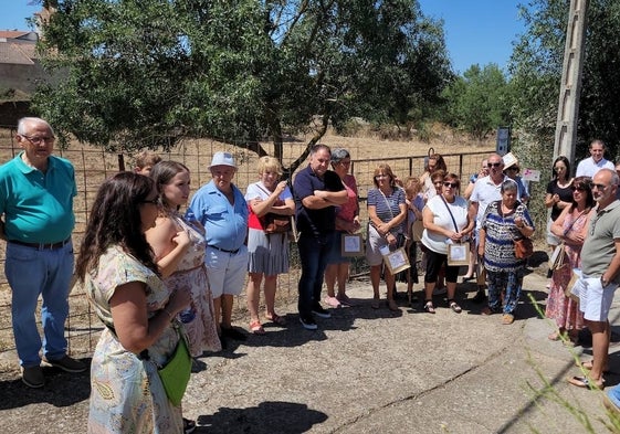 Concepción Martín y Úrsula Lluc explicando sobre el terreno el proyecto de la Villa Romana