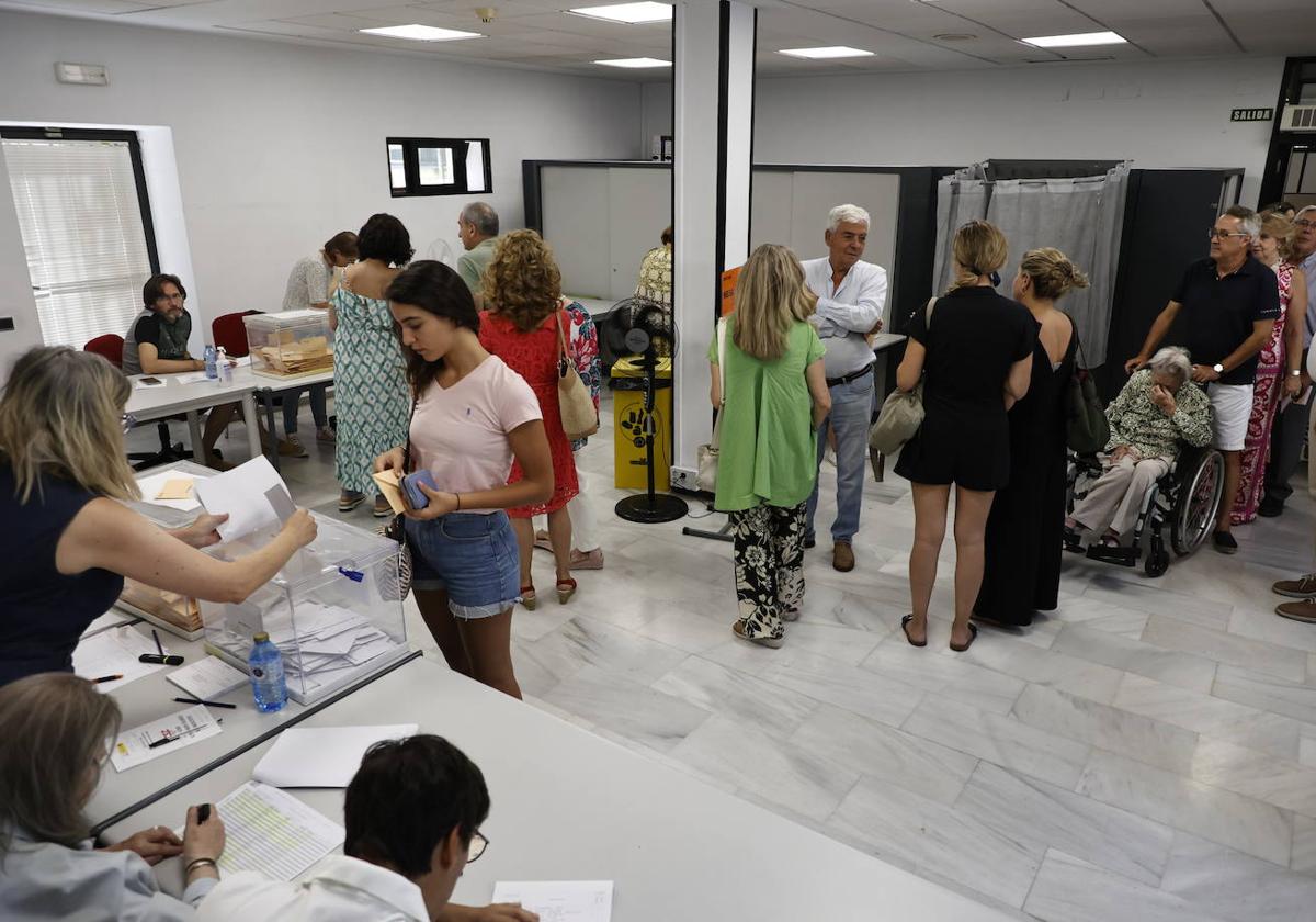 Colas para votar en el colegio electoral habilitado en la Gerencia de Salud de Área.