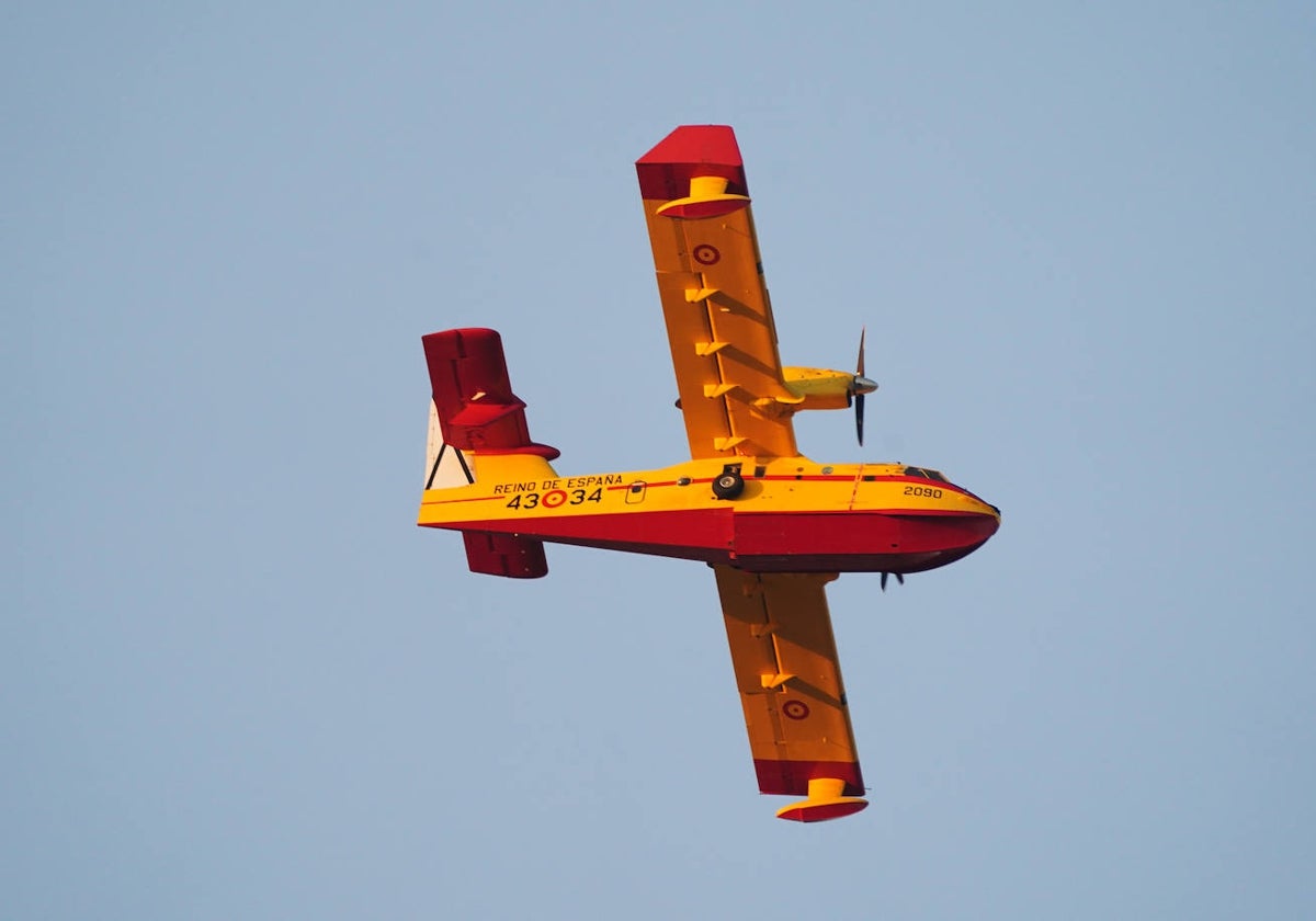 Un avión cisterna parecido al estrellado sobrevuela Salamanca