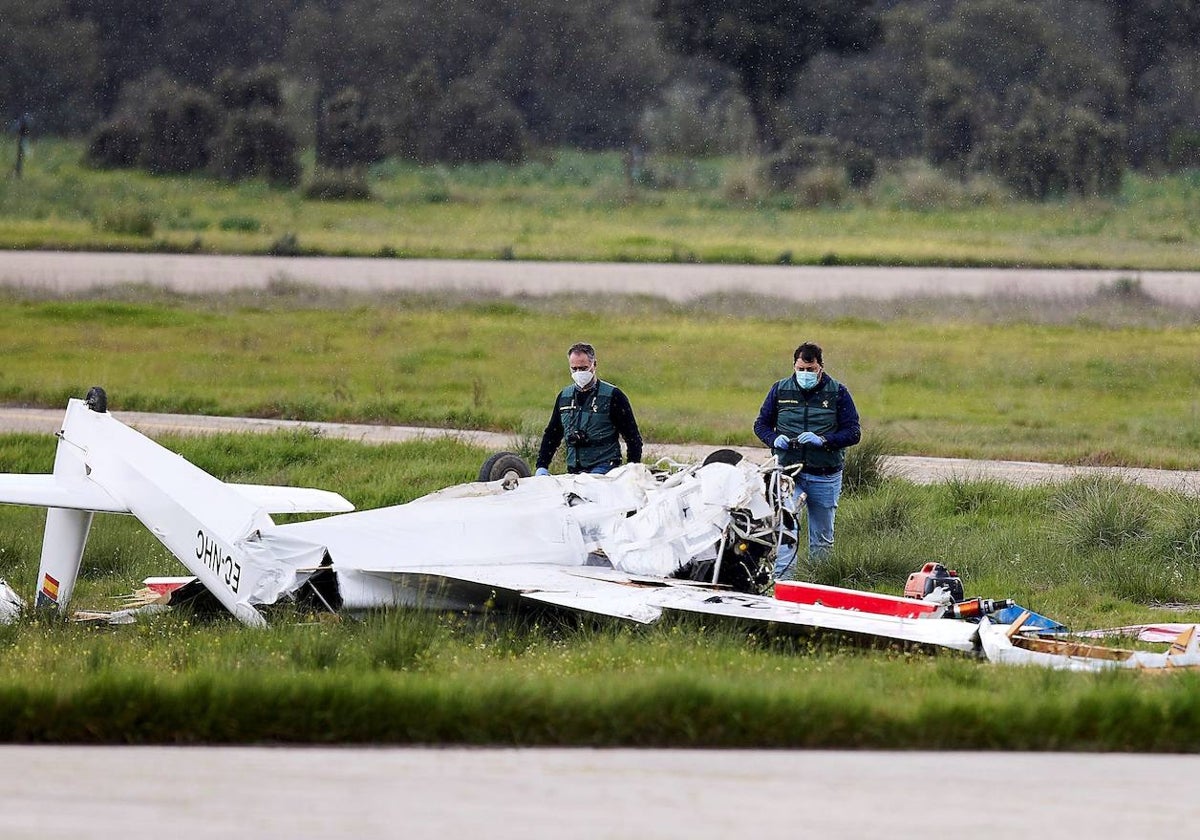 Una avioneta estrellada es examinada por la Guardia Civil.