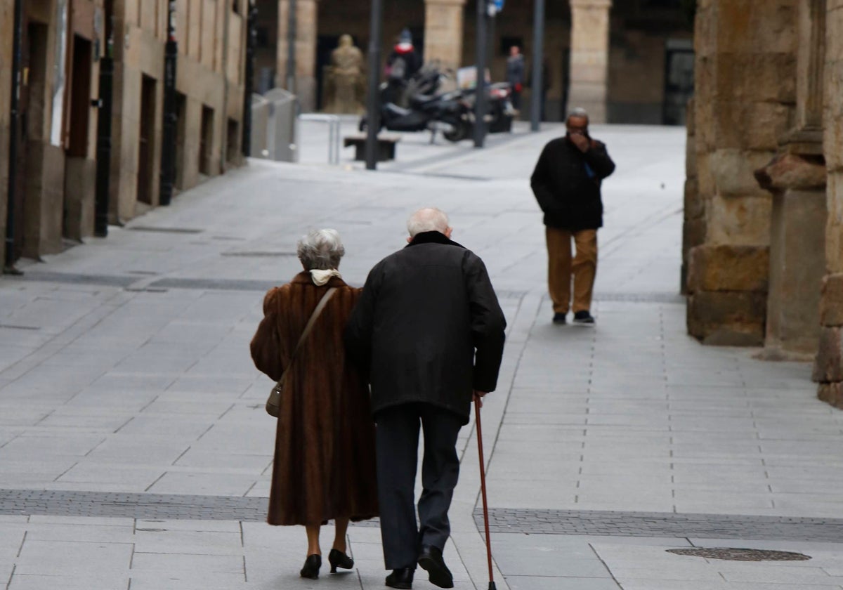 Personas mayores paseando por Salamanca.