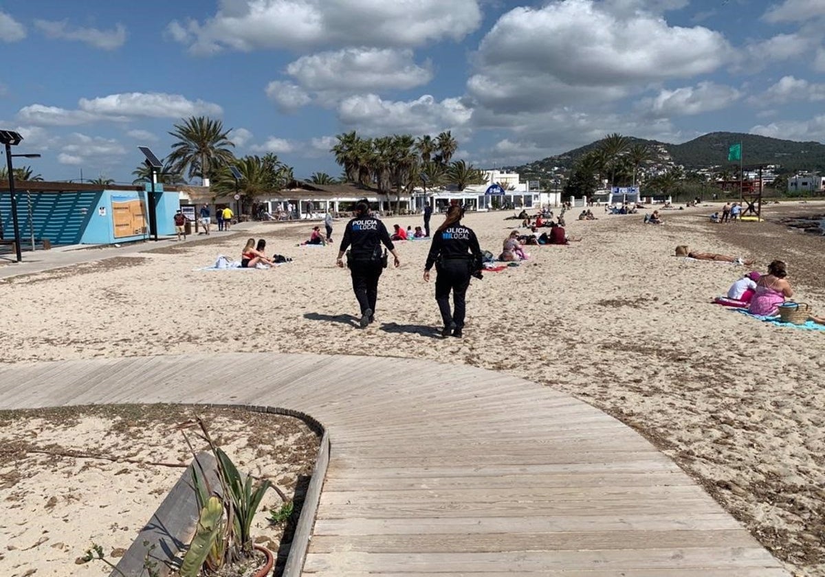 Cuerpo de la Policía Local en la playa de Ibiza