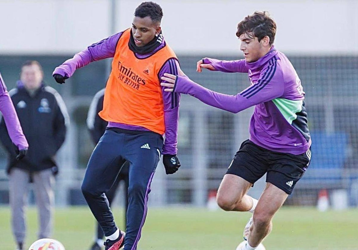 Javi Villar en un entrenamiento del Madrid junto a Rodrygo.