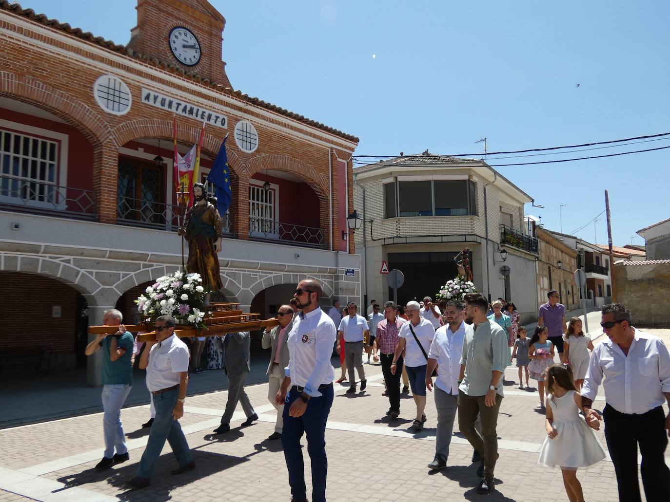 Procesión con el Santo peregrino y a caballo en Santiago