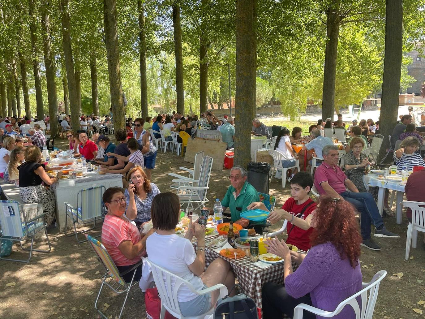 Santiago de la Puebla comparte la paella popular