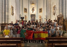 Los jóvenes mirobrigenses en la Catedral de Ciudad Rodrigo antes de partir hacia la JMJ de Lisboa