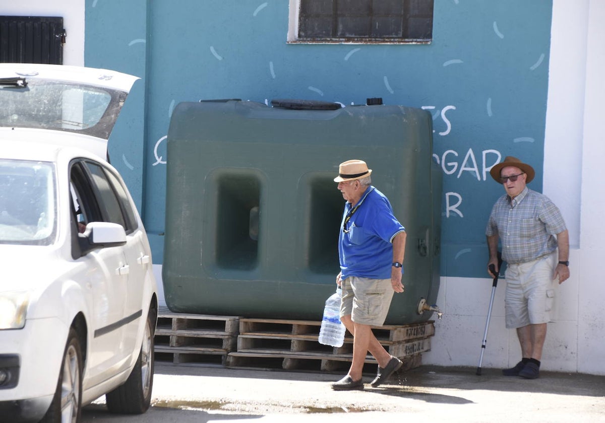 Dos vecinos se surten de agua potable en uno de los depósitos de la Diputación en Vitigudino