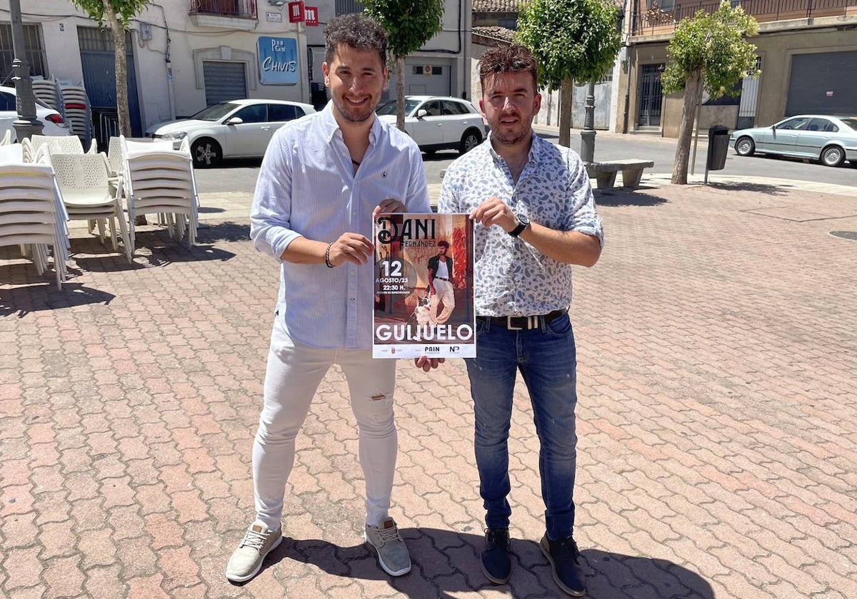 Pablo Alexander y Roberto Hernández Garabaya, presentando el cartel de Dani Fernández en Guijuelo.