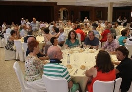 Vista del comedor lleno de los mayores de Santa Marta que participaron en el homenaje