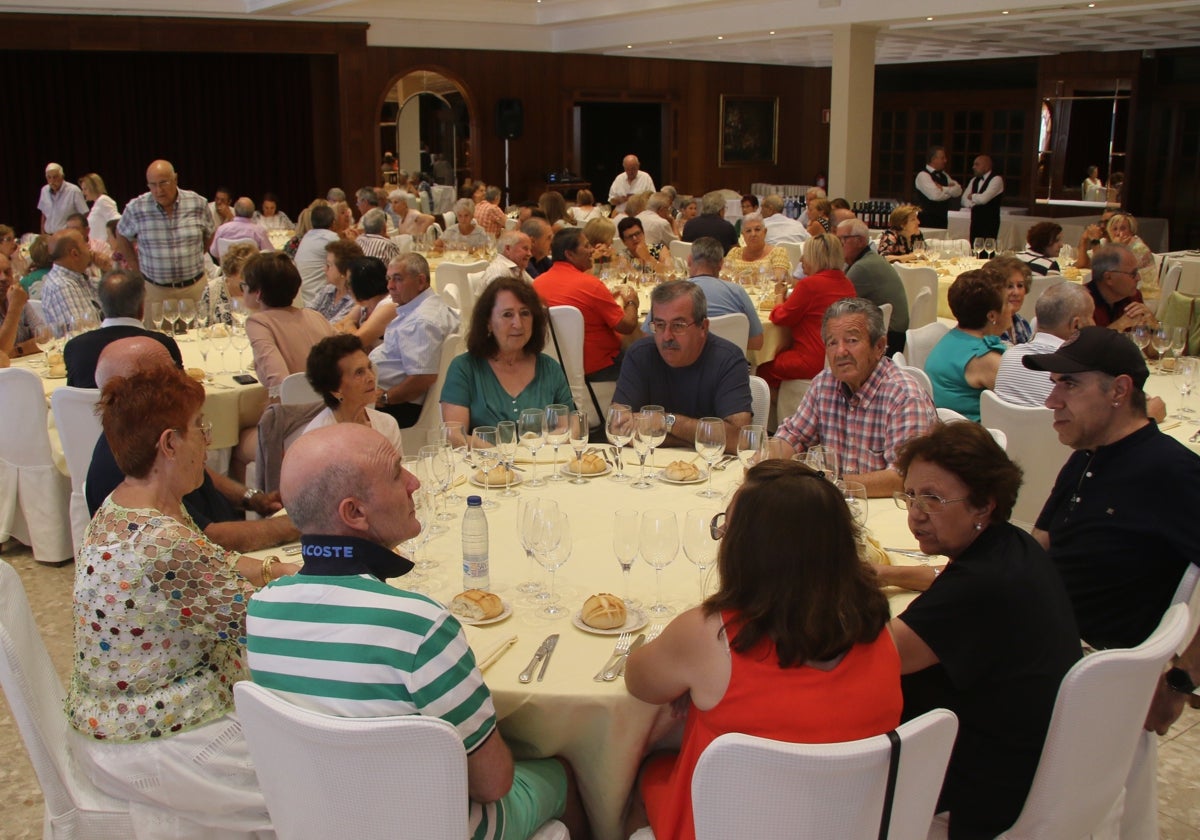 El homenaje a los mayores de Santa Marta reúne a 300 veteranos