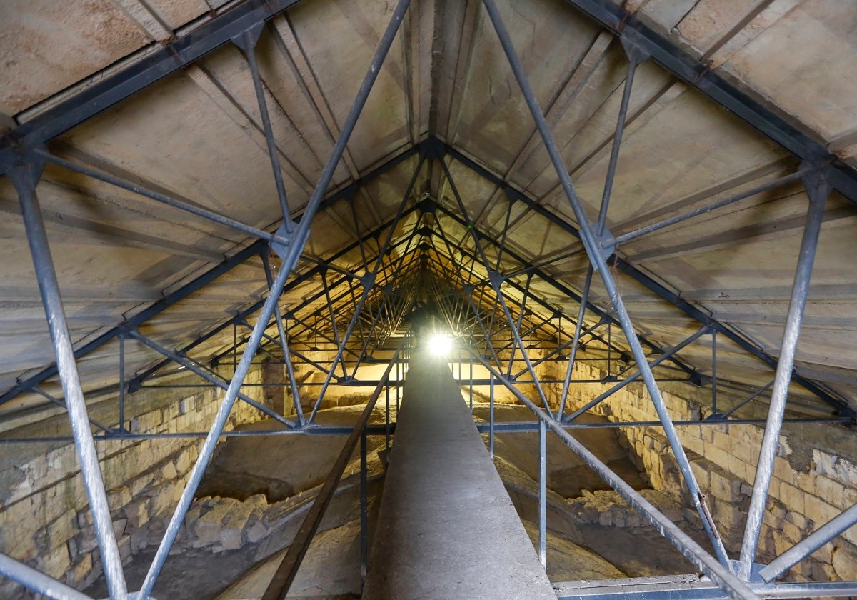 Bajo cubierta de la nave central de la Catedral, con una pasarela desde la que se observa la cara oculta de las bóvedas de crucería y se acondicionará para la visita turística.