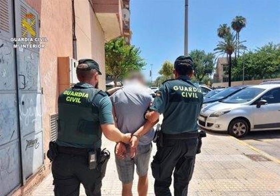 Guardia Civil deteniendo al hombre en Valencia