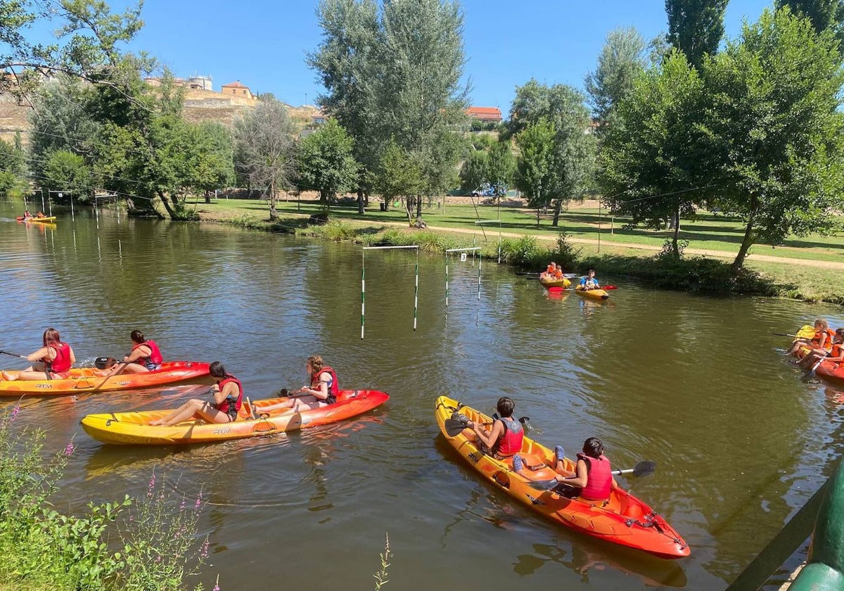 El campamento de Cruz Roja en Ciudad Rodrigo ha incluido paseos en piraguas por el río Águeda