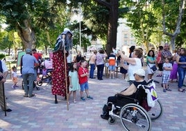 Abuelos y nietos durante las actividades celebradas ayer por el Ayuntamiento en el Día Municipal de los Abuelos y Abuelas.