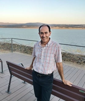 Imagen secundaria 2 - Vista de la comida del año pasado amenizada por la charanga, los ganadores del concurso de pintura de 2022 y el alcalde. Eusebio García, en el mirador instalado en el patio de armas del castillo de la Mora encantada frente al río.