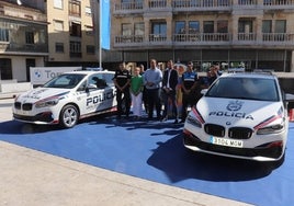Autoridades y agentes, en la Plaza Mayor durante la presentación de los nuevos vehículos.