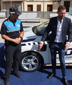 Imagen secundaria 2 - El responsable de la empresa adjudicataria del contrato de Renting de los vehículos muestra las características de los coches a los agentes.