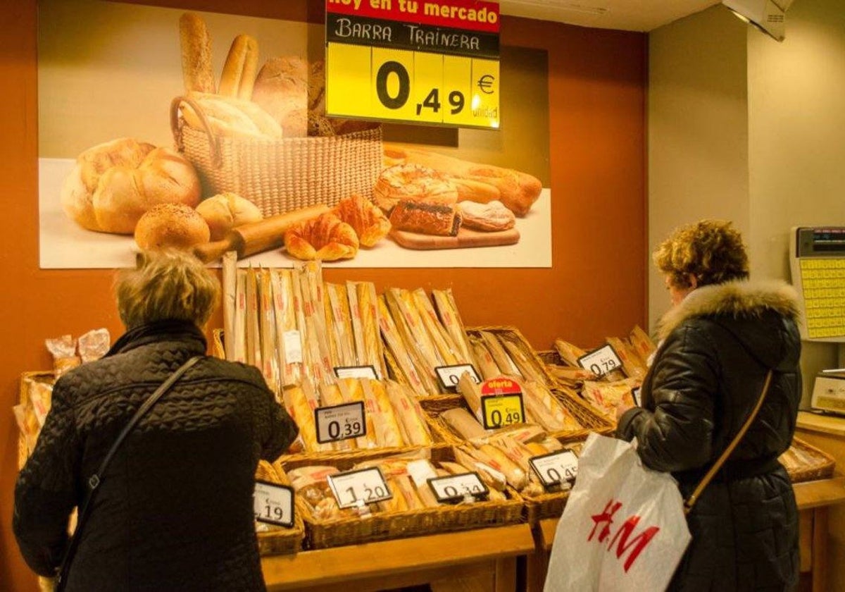 Personas comparando los precios de la compra