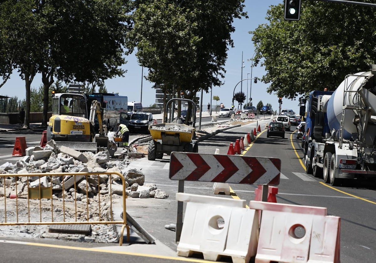 Operarios y máquinas, en la construcción del carril bici por el paseo del Desengaño.