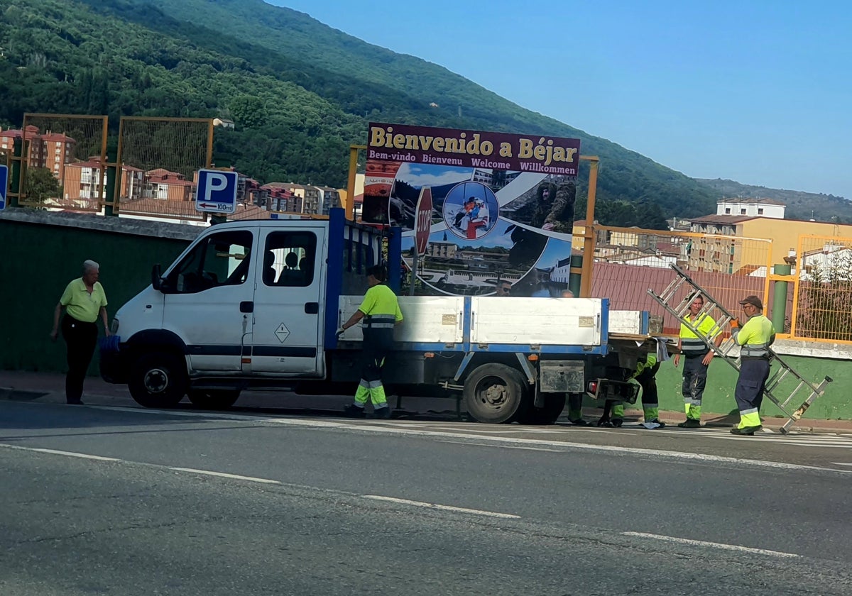 Imagen de los operarios municipales recogiendo el panel electoral ubicado junto al cuartel de la Guardia Civil de Béjar.