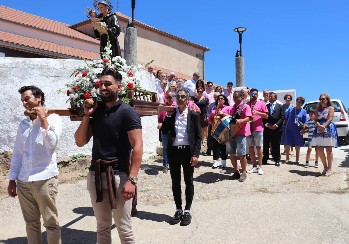 Frades de la Sierra celebra el día de su patrón con una animada jornada festiva