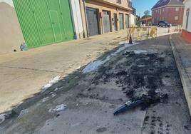 Estado de la calle donde ardió el Mercedes.