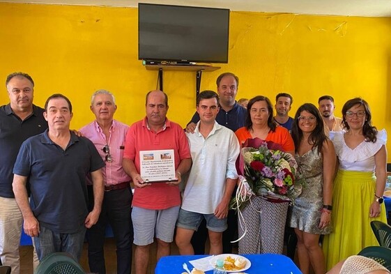 Primitivo Rodríguez, con la placa, en el centro, recibió el homenaje del Ayuntamiento de Guijuelo