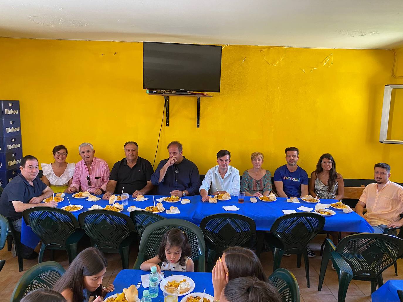 Despedida festiva en Cabezuela de Salvatierra con homenaje incluido