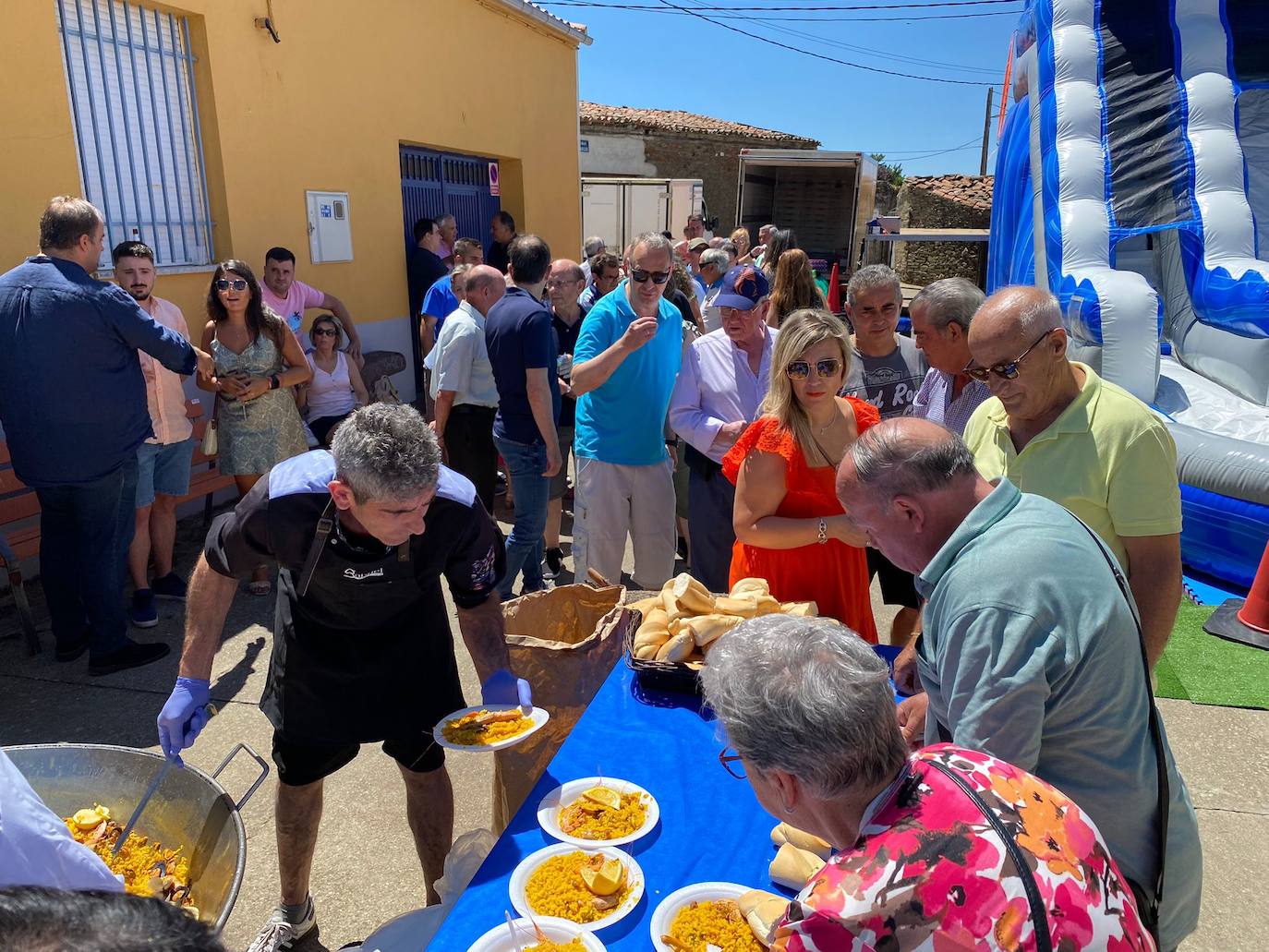 Despedida festiva en Cabezuela de Salvatierra con homenaje incluido