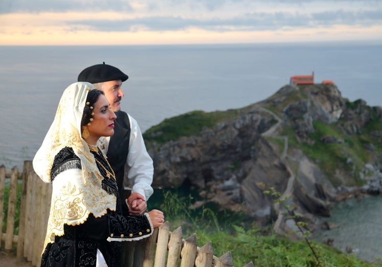 Imagen principal - La boda de Asier e Isabel en Vizcaya.