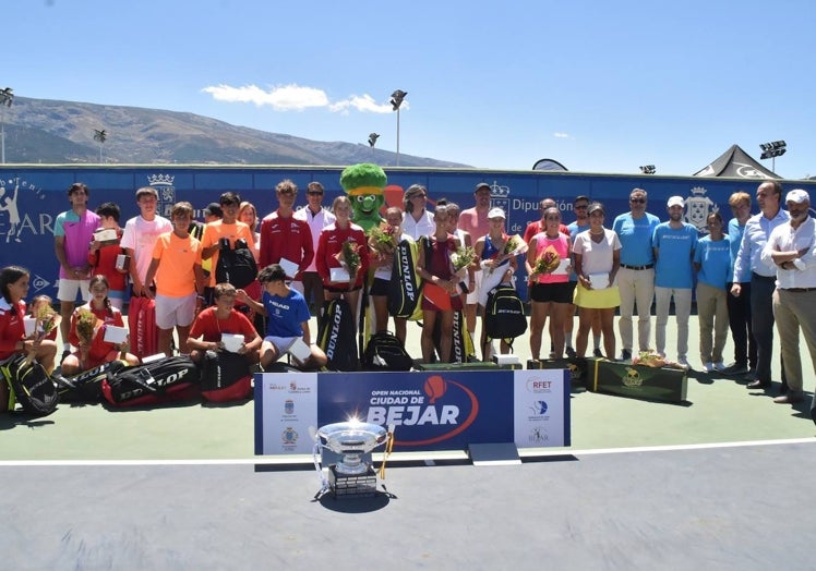 Imagen de los ganadores del Open de Tenis de Béjar, con las autoridades tras la entrega de premios en La Cerrallana.