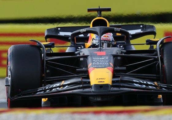 Max Verstappen conduciendo su Red Bull por el trazado de Spa.