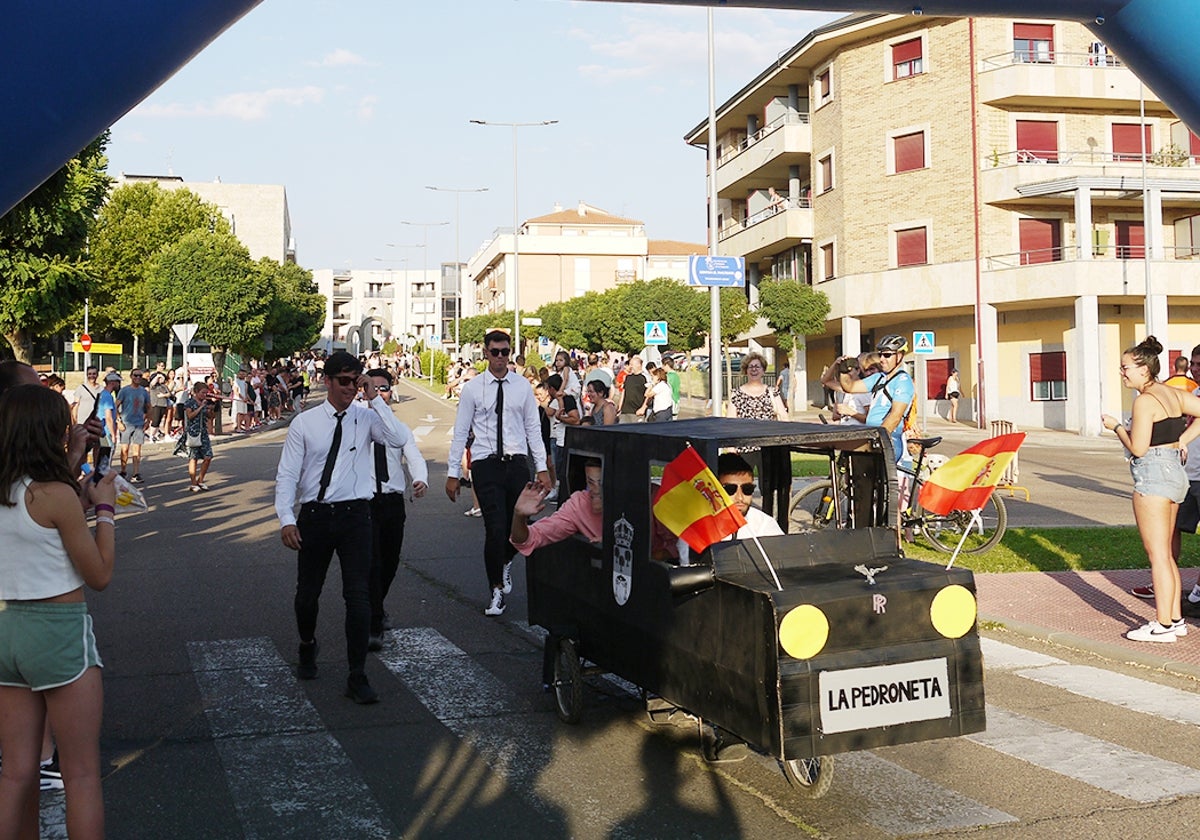 Uno de los autos locos de la carrera del año pasado en Carbajosa de la Sagrada l