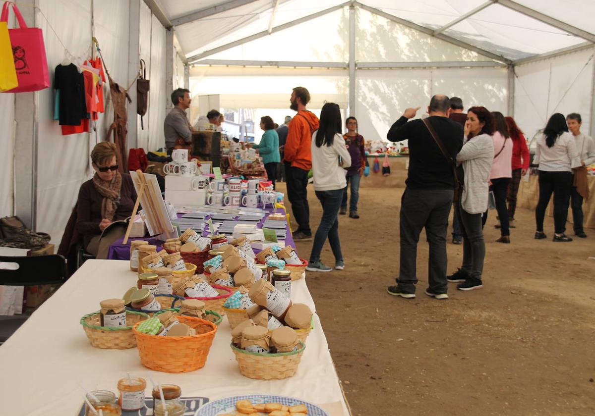 Vista del mercado artesana que Torresmenudas celebra cada año durante sus fiestas.