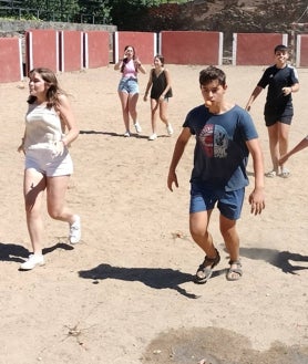 Imagen secundaria 2 - Diferentes momentos de la jornada de juegos celebrada en la plaza de toros de Valero.