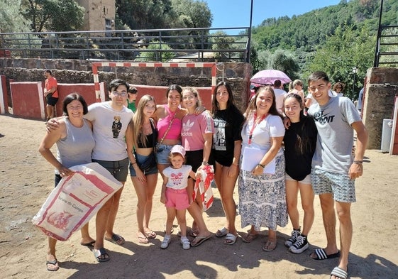 Participantes en los juegos realizados en la plaza de toros.