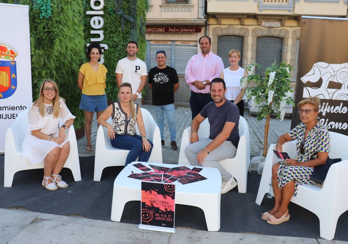 Sentados, de izquierda a derecha, Laura Martín, Sandra Méndez, Fran Vicente y Mari Ángeles Álvarez. De pie, Adela Marcos, Víctor Rodríguez, Andrés Herráez, Roberto Martín y Yolanda Alonso.