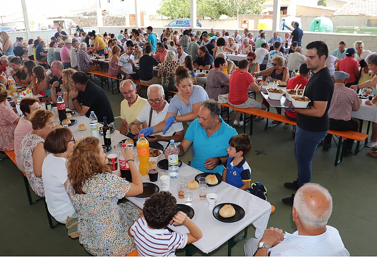 Imagen del reparto de la comida popular en el pabellón en las fiestas del año pasado