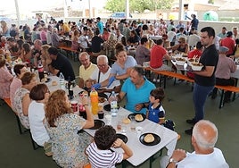 Imagen del reparto de la comida popular en el pabellón en las fiestas del año pasado
